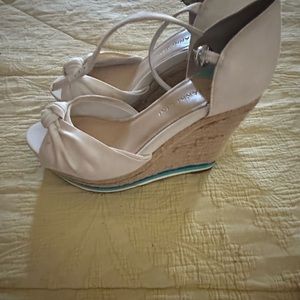 Gianni Bini white wedge